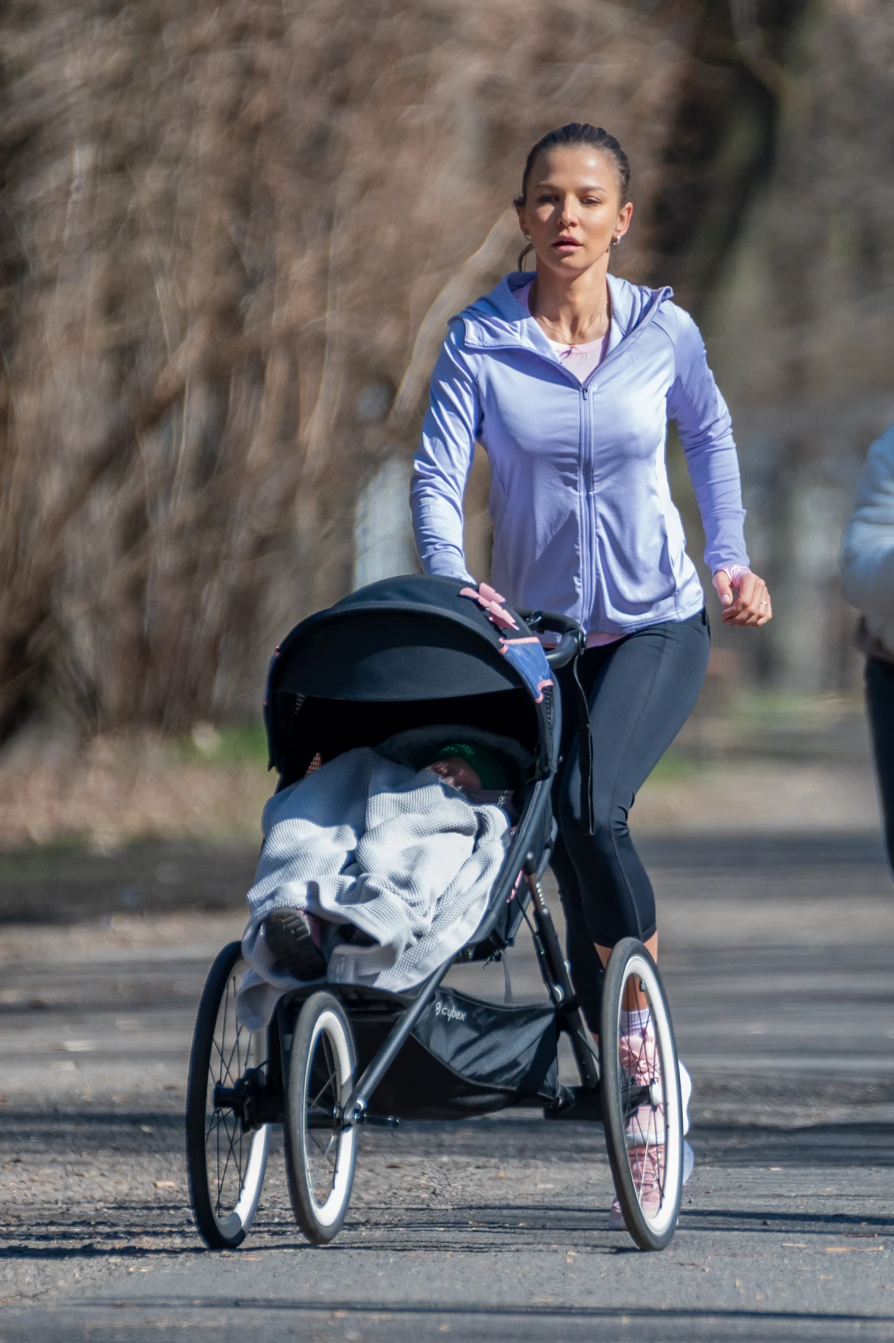 Anna Lewandowska nawet podczas spaceru nie przestaje ćwiczyć
