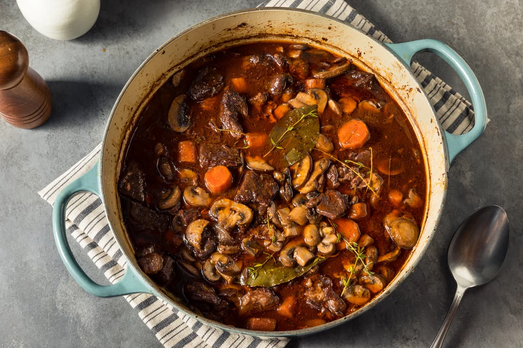 Boeuf Bourguignon to świetny pomysł na jednogarnkową ucztę z piekarnika