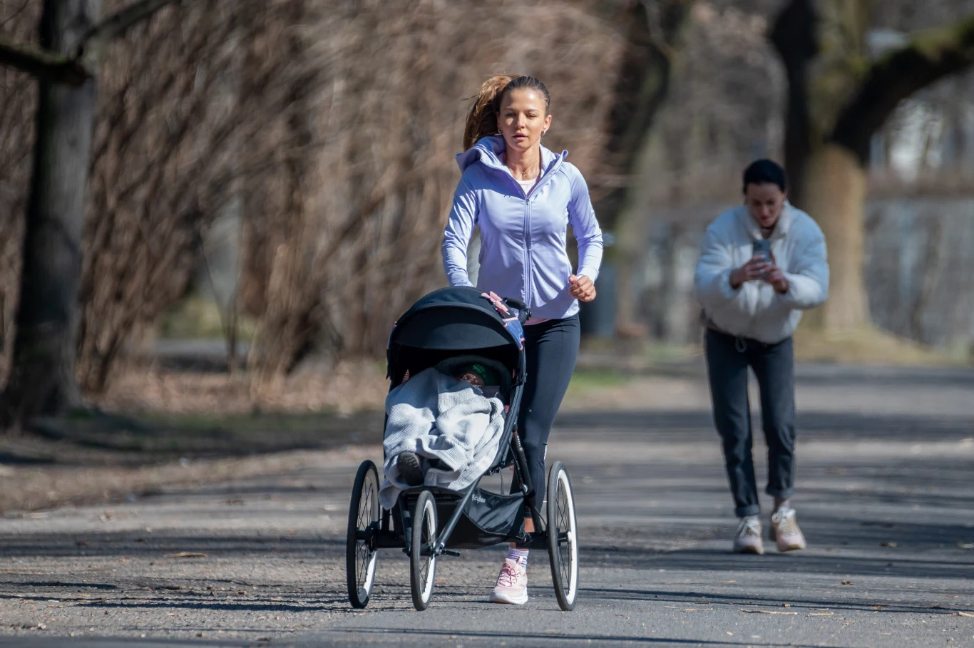 Anna Lewandowska z córką na joggingu Anna Lewandowska z córką na joggingu