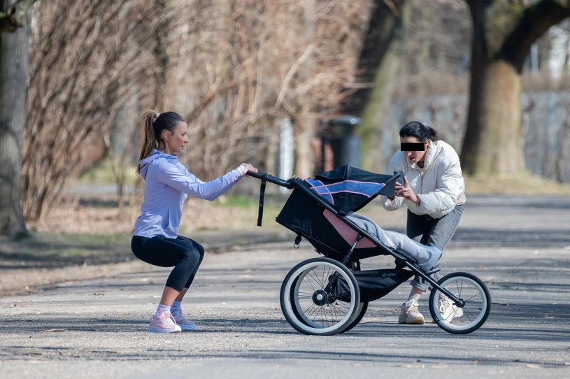 Anna Lewandowska na spacerze z córką i slużącą Anna Lewandowska na spacerze z córką i slużącą