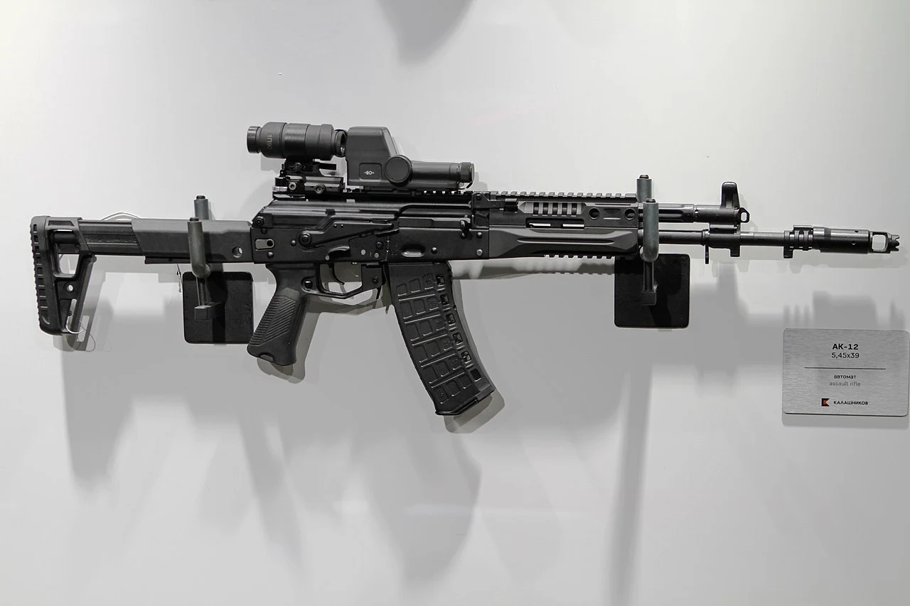 Wersja karabinku AK-12 zaprezentowana na rosyjskich targach ARMY-2020 Wersja karabinku AK-12 zaprezentowana na rosyjskich targach ARMY-2020