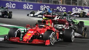 Bolid Ferrari na czele wyścigu to ostatnio niezbyt częsty widok