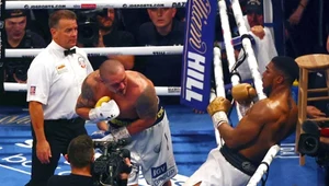 Ołeksandr Usyk w walce z Anthonym Joshuą