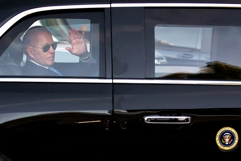 "Bestia" prezydenta USA jest jest napędzana dieslem V8 Duramax o pojemności 6,6 l produkcji GM. Spalanie: od 30 do 60 litrów na 100 kilometrów. "Bestia" prezydenta USA jest jest napędzana dieslem V8 Duramax o pojemności 6,6 l produkcji GM. Spalanie: od 30 do 60 litrów na 100 kilometrów.