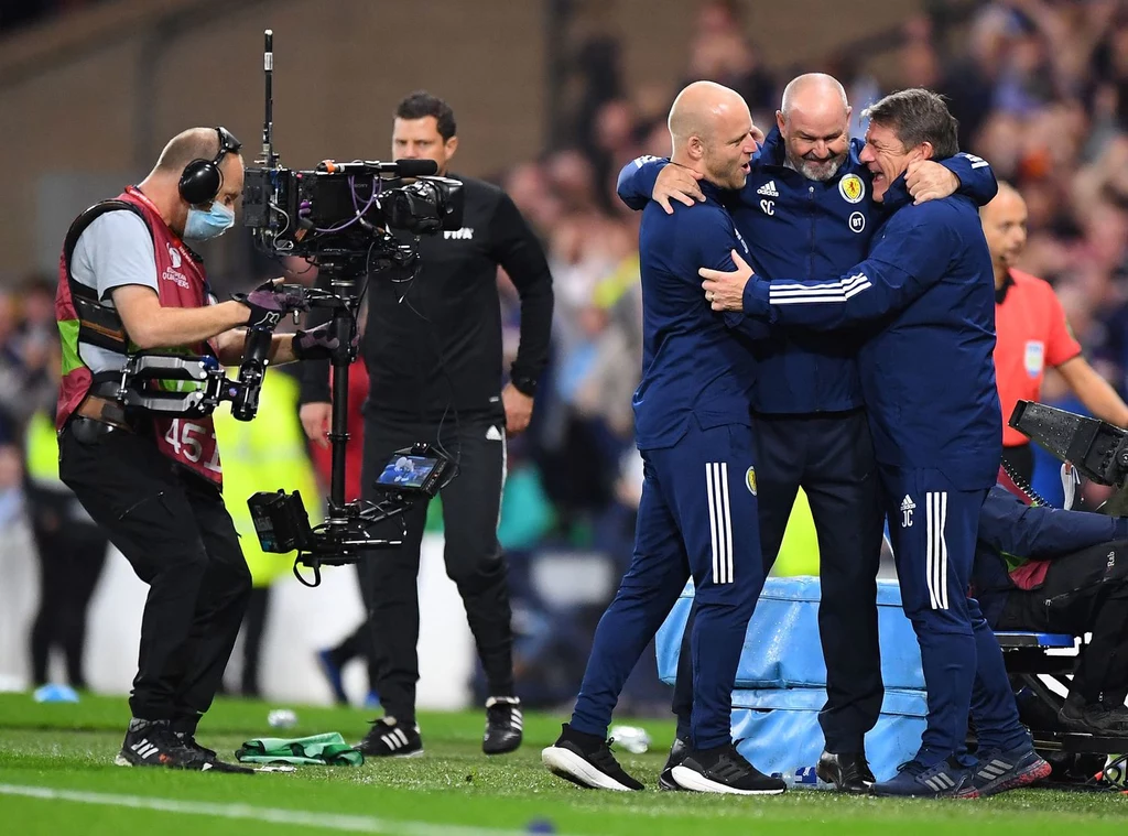 Steven Naismith i selekcjoner Steve Clarke po pokonaniu Izraela w walce o MŚ, w październiku 2021 r. Steven Naismith i selekcjoner Steve Clarke po pokonaniu Izraela w walce o MŚ, w październiku 2021 r.