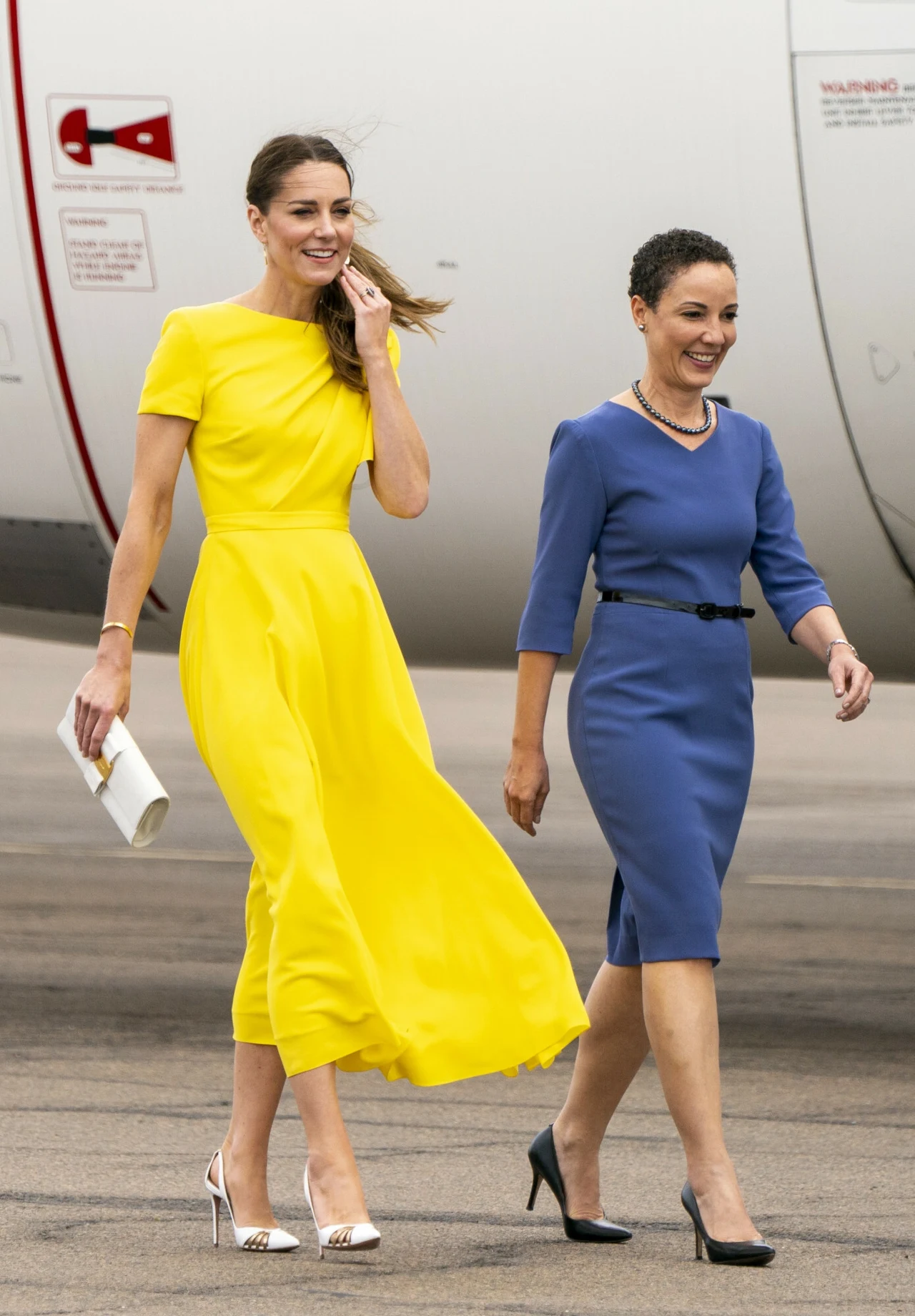 Księżna Kate musiała się nagimnastykować, aby sukienka nie podwinęła jej się do góry na wietrze Księżna Kate musiała się nagimnastykować, aby sukienka nie podwinęła jej się do góry na wietrze