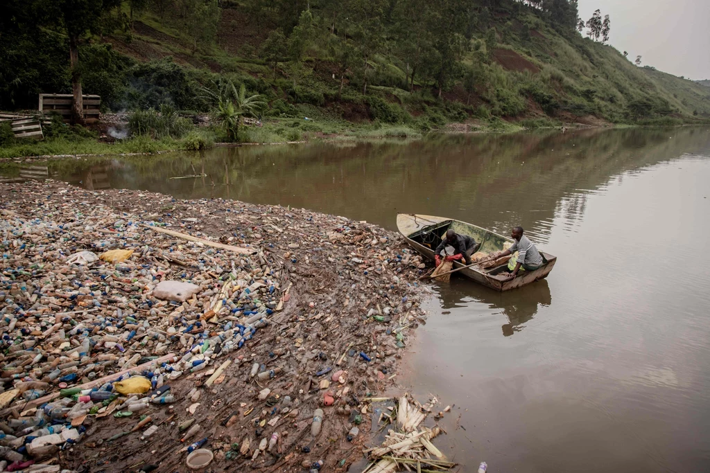 Tony plastikowych śmieci codziennie zalewają jezioro Kiwu w Kongo. Grozi to przerwami w dostawach prądu - na jeziorze działa duża hydroelektrownia