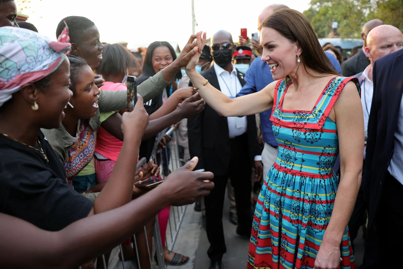 Księżna Kate i książę William zostali serdecznie przywitani Księżna Kate i książę William zostali serdecznie przywitani