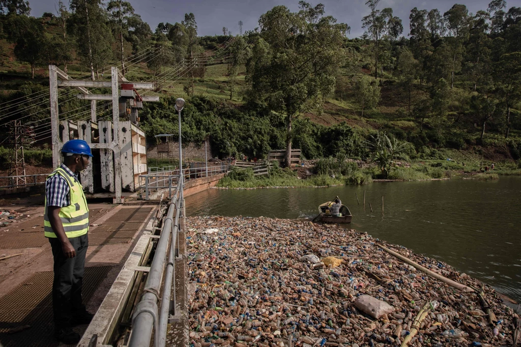Pracę elektrowni w Kongo utrudniają śmieci wyrzucane do wody przez okolicznych mieszkańców