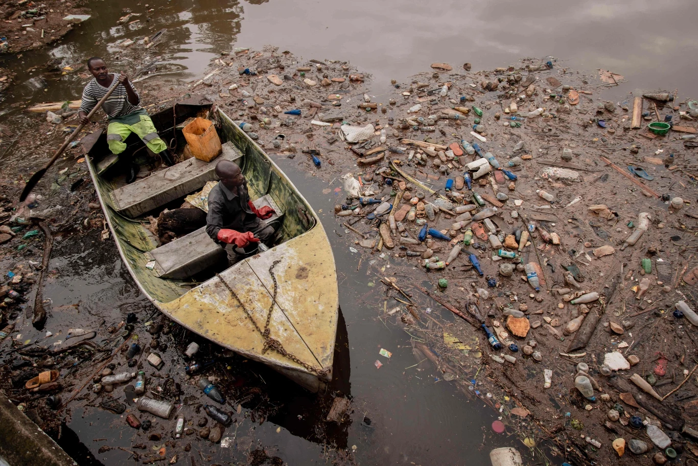 Śmieci z powierzchni jeziora Kawu trzeba usuwać codziennie. W tym celu pracownicy wykorzystują łodzie lub nurkują pod wodą