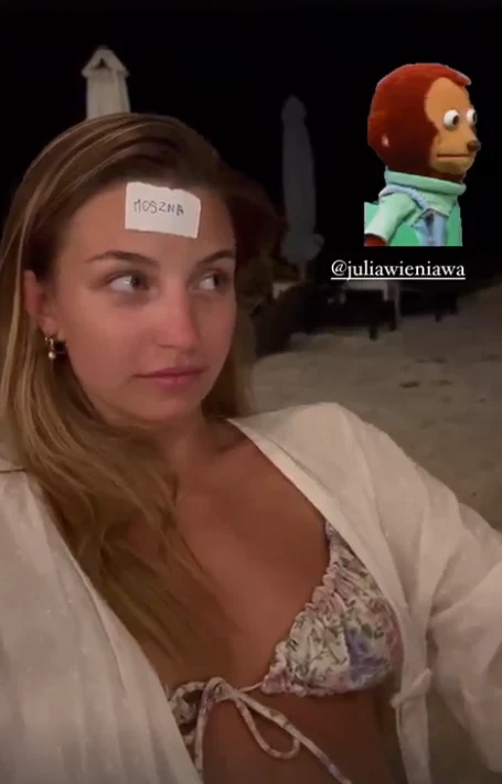 Zblazowana mina Julki świadczy o tym, że ta wyraźnie nie jest zadowolona, że została moszną Foto IG: @madalena_yoga/