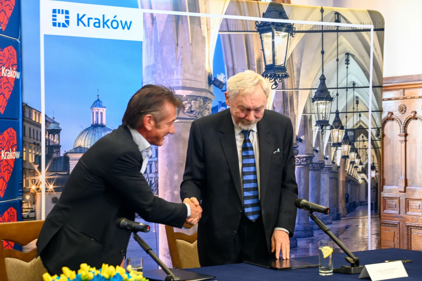 Sean Penn z prezydentem Krakowa, Jackiem Majchrowskim Sean Penn z prezydentem Krakowa, Jackiem Majchrowskim