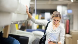 Pogarszające się nastroje konsumentów mogą być widoczne w słabszych wynikach części kategorii sprzedaży detalicznej, jak meble, sprzęt rtv i agd oraz samochody