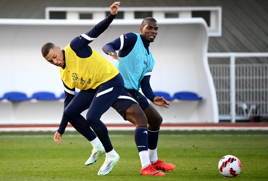 Paul Pogba (z prawej) i Kylian Mbappe na treningu reprezentacji Francji Paul Pogba (z prawej) i Kylian Mbappe na treningu reprezentacji Francji