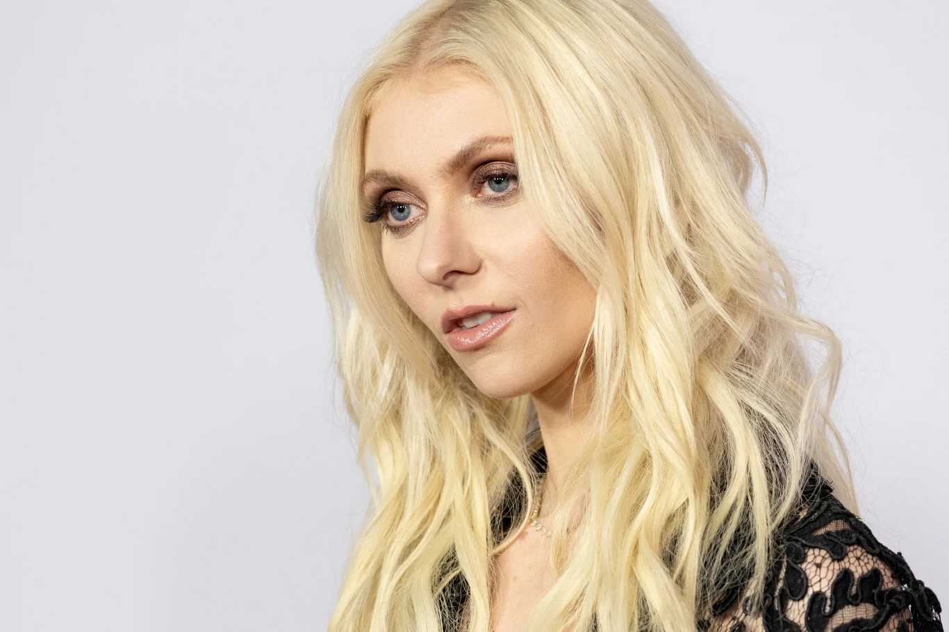 Momsen miała też kilka lat przerwy w byciu na salonach. W tym roku pojawiła się na gali IHeartRadio Music Awards. Jej zespół nominowany był w kategorii najlepszy utwór rock za piosenkę "And So It Went".