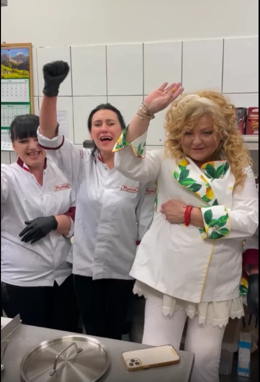 Magda Gessler z Ukrainkami, które uciekły ze swojego kraju Magda Gessler z Ukrainkami, które uciekły ze swojego kraju