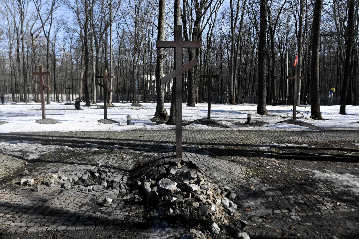 Cmentarz wojenny w Charkowie-Piatichatkach z grobami polskich oficerów, na który 23 marca spadła rosyjska bomba kasetowa Cmentarz wojenny w Charkowie-Piatichatkach z grobami polskich oficerów, na który 23 marca spadła rosyjska bomba kasetowa