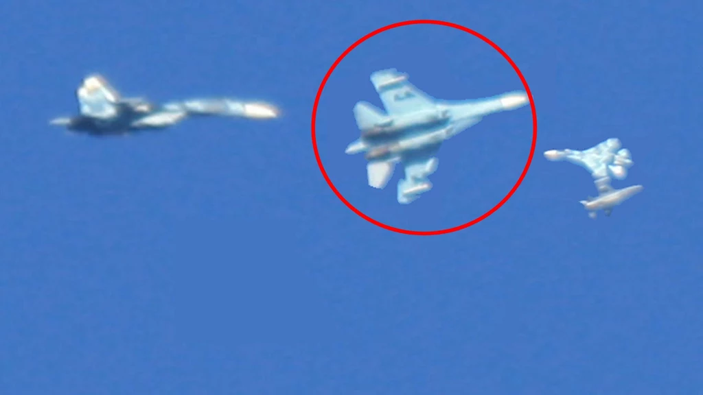 Radziecki myśliwiec Su-27 Flanker widziany nad Strefą 51