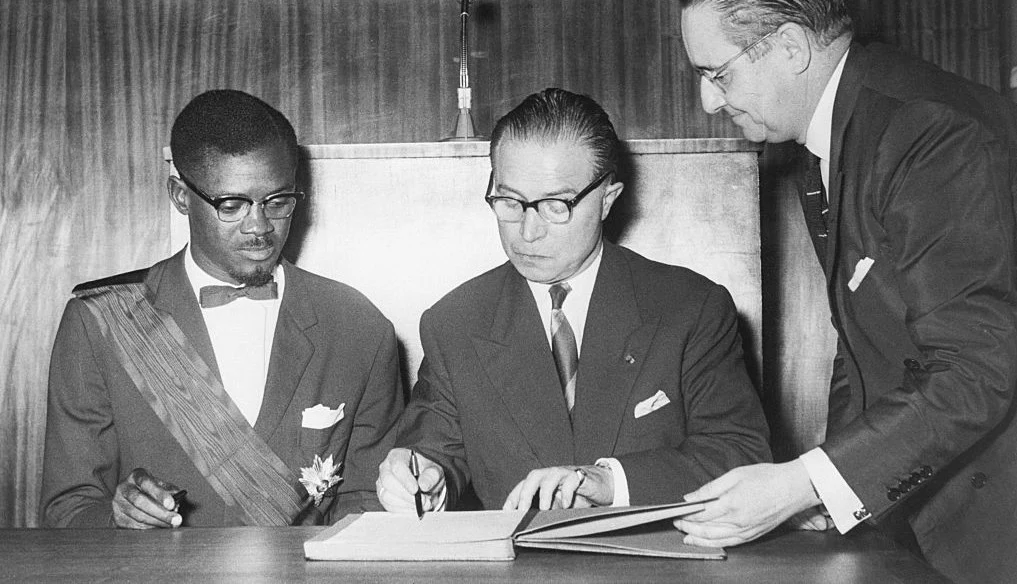 Premier Konga, Patrice Lumumba i belgijski premier Gaston Eyskens podpisują akt niepodległości 30 czerwca 1960 r.