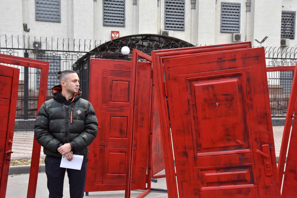 Taras Topolia stoi na czele grupy Antytila - zdjęcie z protestu przed rosyjską ambasadą w Kijowie tuż przed wybuchem wojny (21 lutego 2022 r.)