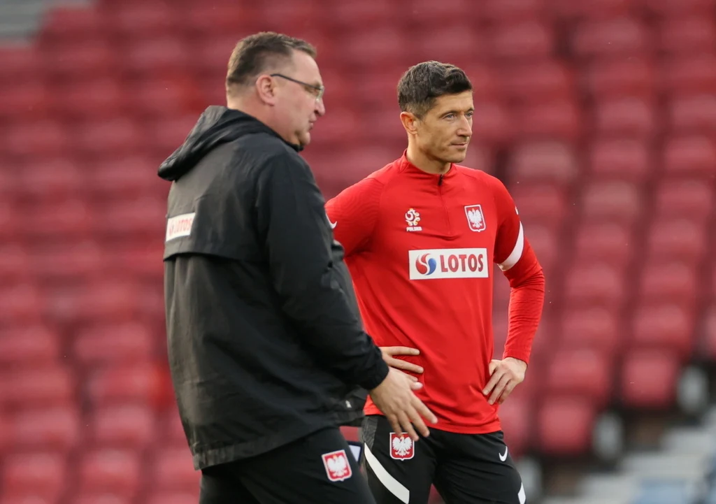 Selekcjoner Czesław Michniewicz i kapitan Robert Lewandowski, który z powodu urazu kolana nie trenował przez ostatnie dni z kadrą