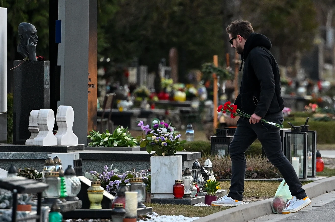 Antek Królikowski robi inspekcję grobu ojca