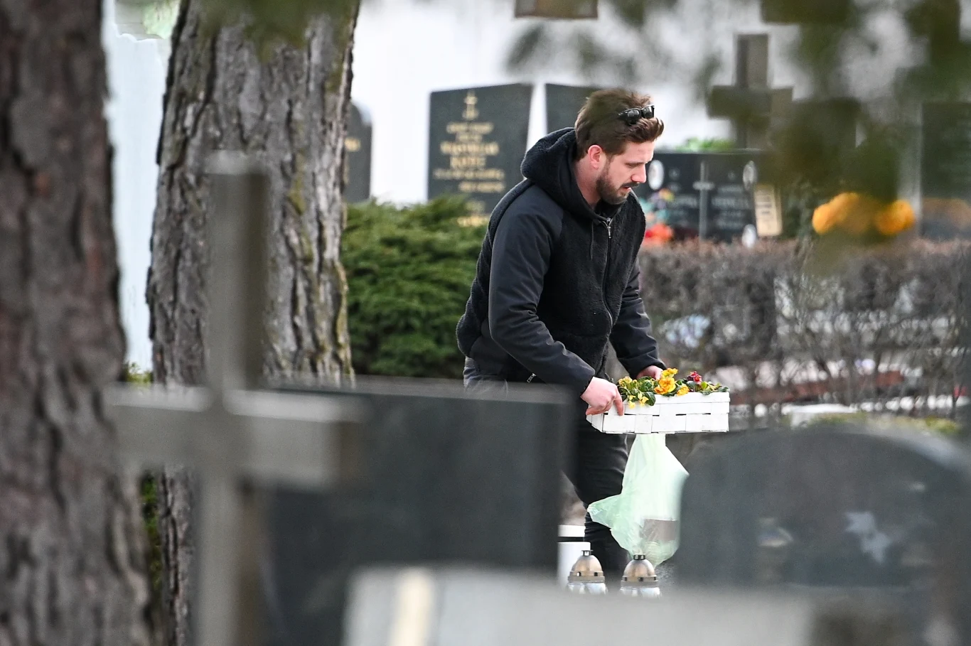 Czas na porządki na grobie. Antek wyrzuca stare kwiatki
