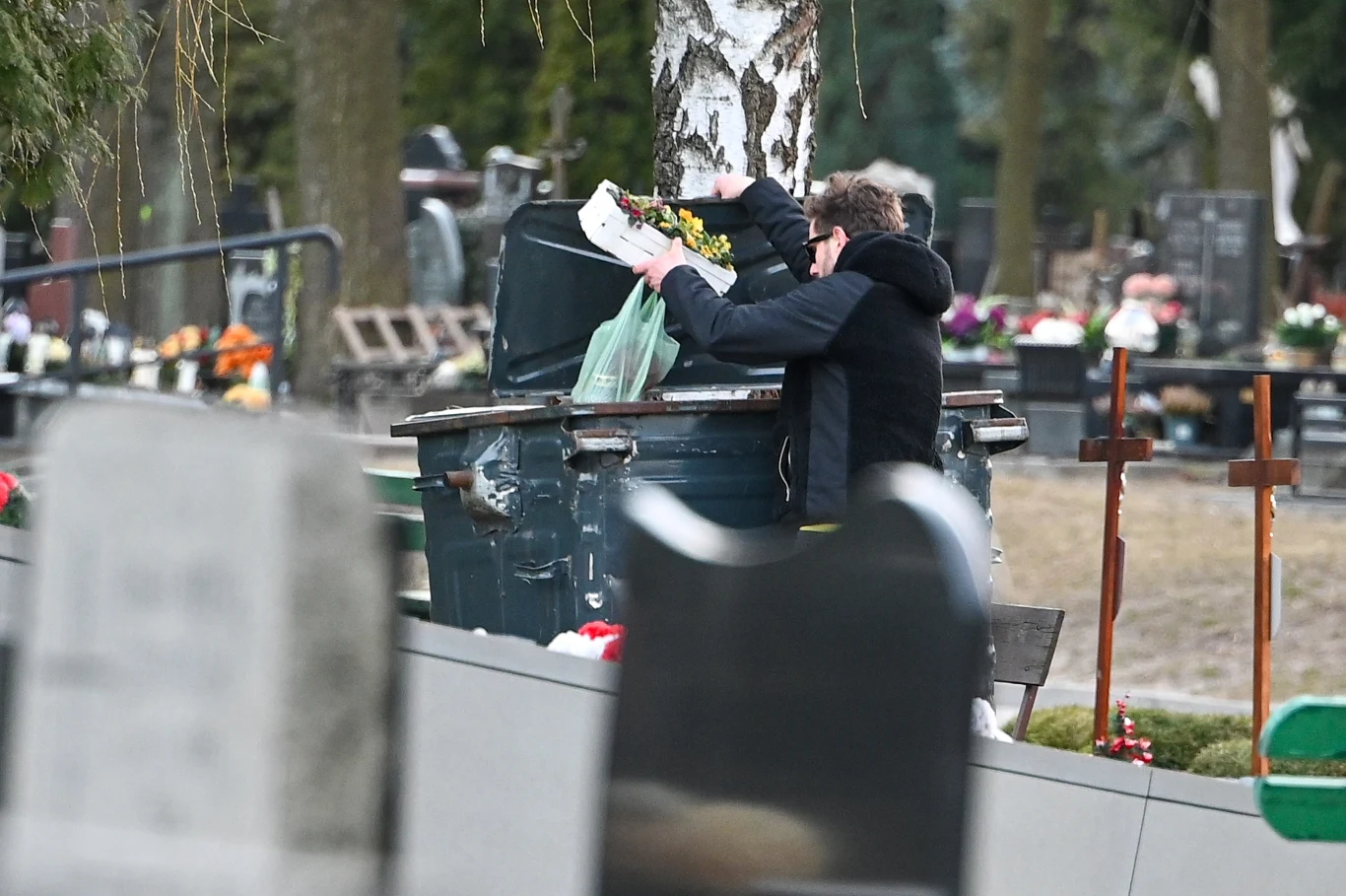 Antoni Królikowski w trakcie odwiedzin grobu ojca Antoni Królikowski w trakcie odwiedzin grobu ojca