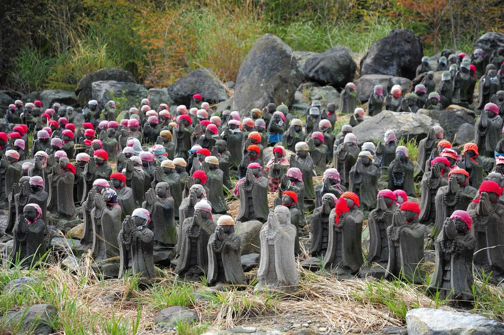 Pomnik dobrych bóstw Jizo w okolicy Nasu nieopodal kamienia Sessho-seki