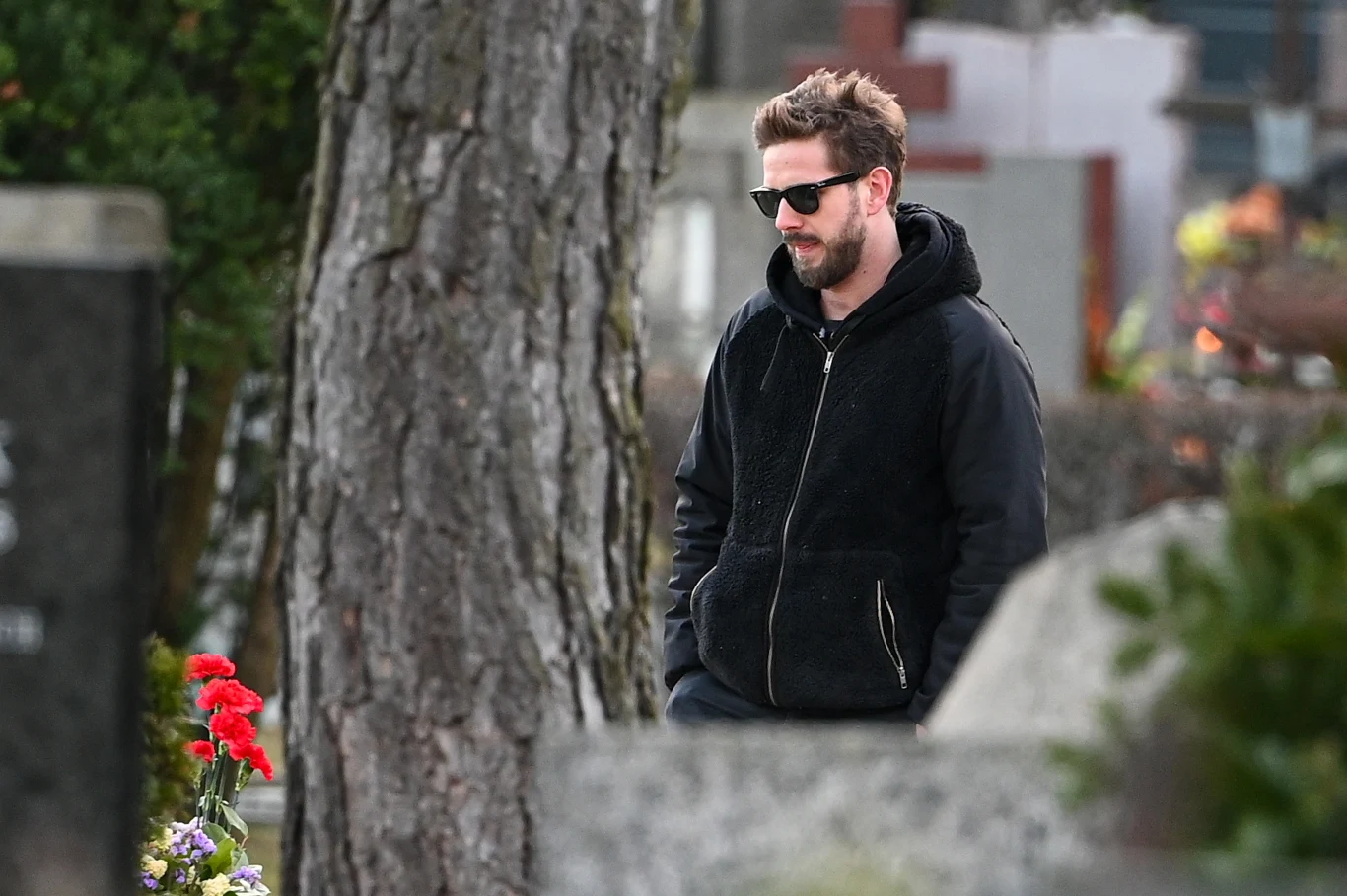 Antek pogrążony w zadumie Antek pogrążony w zadumie