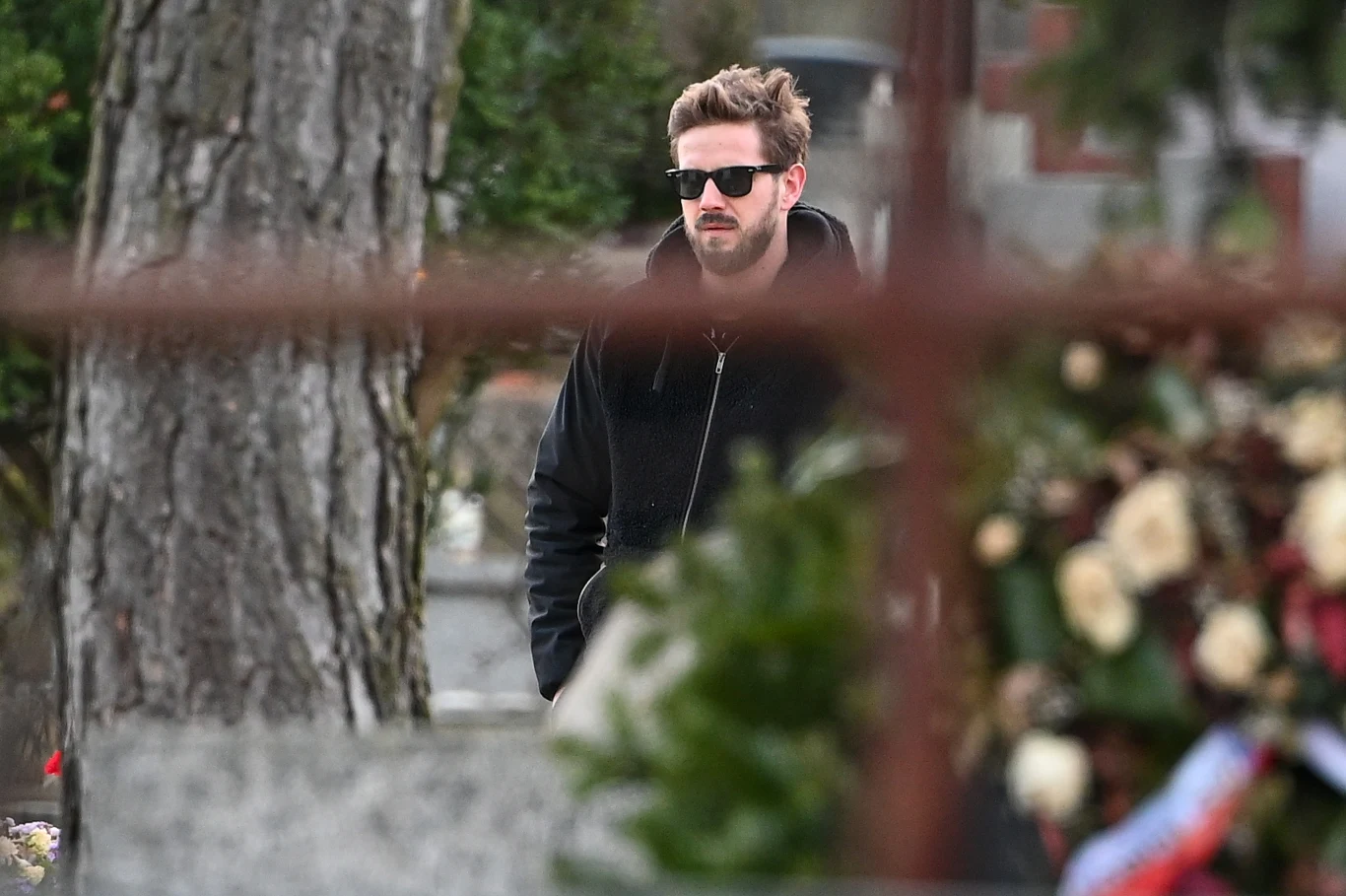 Antek Królikowski duma nad grobem ojca