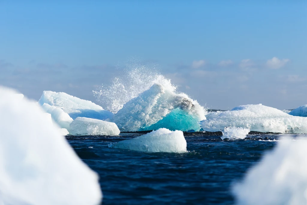 Ekstremalne temperatury panujące w Arktyce i Antarktyce sprawiają, że lód morski w obu tych regionach kurczy się coraz szybciej