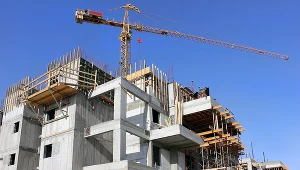 Kurczące się zasoby gruntów, wysokie ceny materiałów budowlanych czy galopująca inflacja powodują coraz większe koszty budowy mieszkań