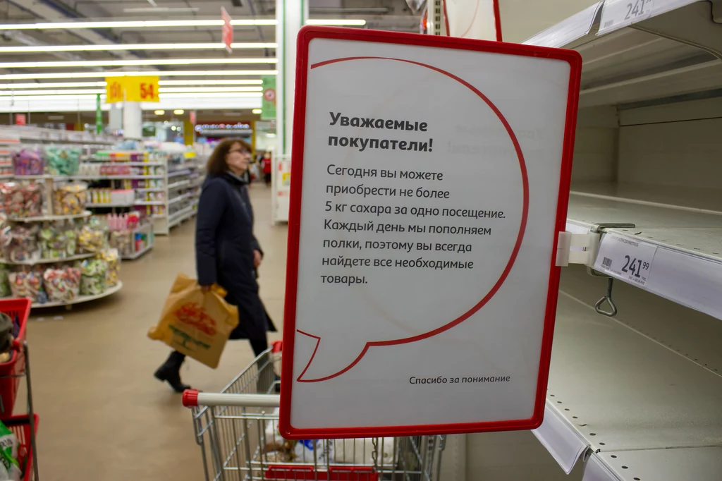 W moskiewskim supermarkecie widnieją napisy mówiące, że supermarket ogranicza sprzedaż cukru do 5 kilogramów dziennie dla jednego klienta