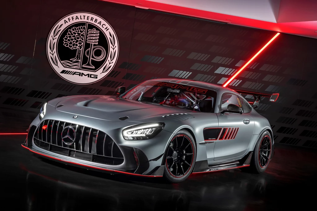 Dzięki karbonowym elementom nadwozia czy desce rozdzielczej waga Mercedesa-AMG GT Track Series nie przekracza 1400 kg