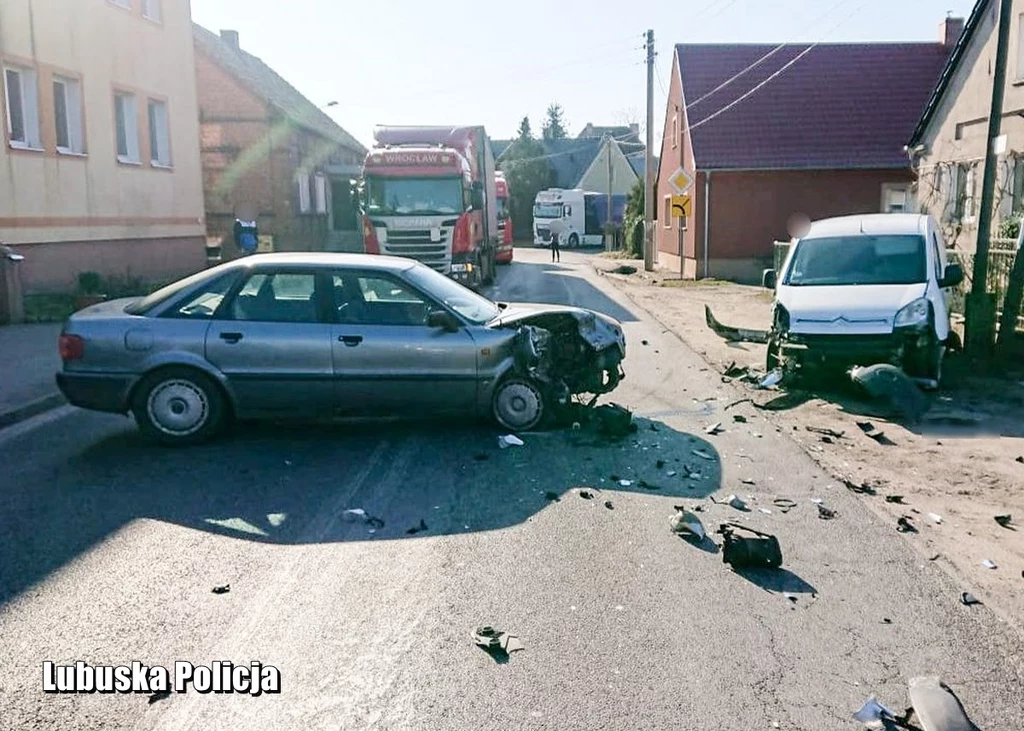 Podczas ucieczki kierowca Citroena doprowadził do zderzenia z Audi