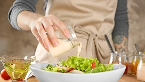 Kremowy, wyrazisty i uwielbiany przez Polaków. Majonez potrafi podkręcić smak każdej potrawy, ale jego wpływ na organizm jest bardziej złożony, niż się wydaje