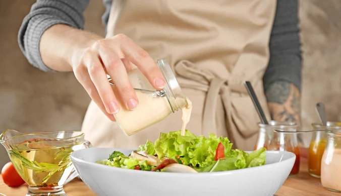 Kremowy, wyrazisty i uwielbiany przez Polaków. Majonez potrafi podkręcić smak każdej potrawy, ale jego wpływ na organizm jest bardziej złożony, niż się wydaje