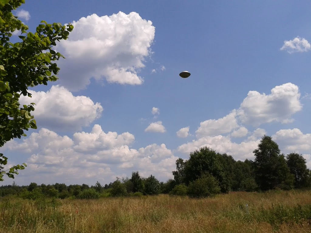 Obiekt był nieruchomy i w ułamku sekundy zniknął - zdjęcie obiektu UFO wykonane w Stąporkowie, Archiwum FN