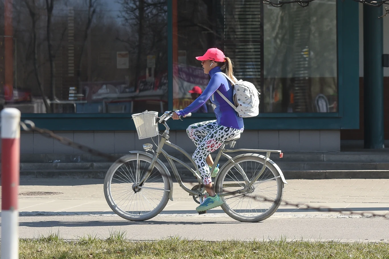 Małgorzata Rozenek-Majdan na rowerze za trzy tysiące złotych