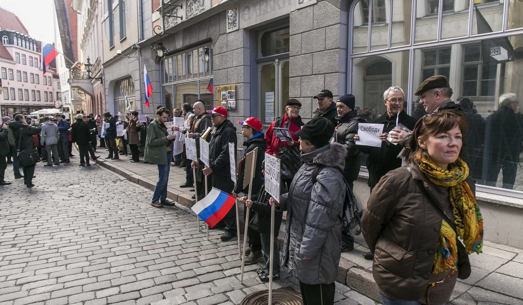 Uczestnicy demonstracji przed ambasadą Rosji w Talinie, którzy w 2014 roku popierali skrytykowane przez świat referendum na Krymie Uczestnicy demonstracji przed ambasadą Rosji w Talinie, którzy w 2014 roku popierali skrytykowane przez świat referendum na Krymie