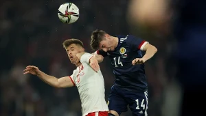 Krzysztof Piątek (L) i Billy Gilmour (P) ze Szkocji podczas towarzyskiego meczu piłkarskiego w Glasgow, 24 bm