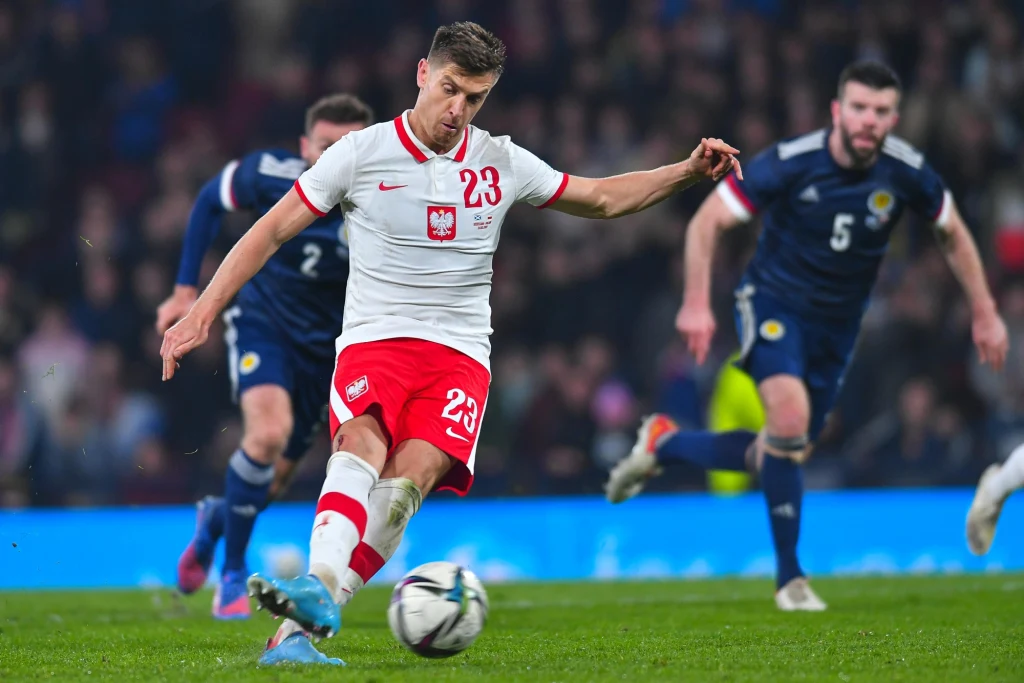 Krzysztof Piątek wyrównuje stan meczu w Glasgow. Polska zremisowała ze Szkocją 1-1
