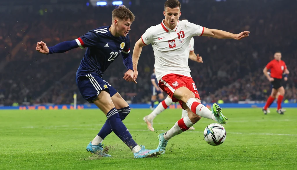 Nathan Patterson i Arkadiusz Reca, mecz Szkocja - Polska Nathan Patterson i Arkadiusz Reca, mecz Szkocja - Polska