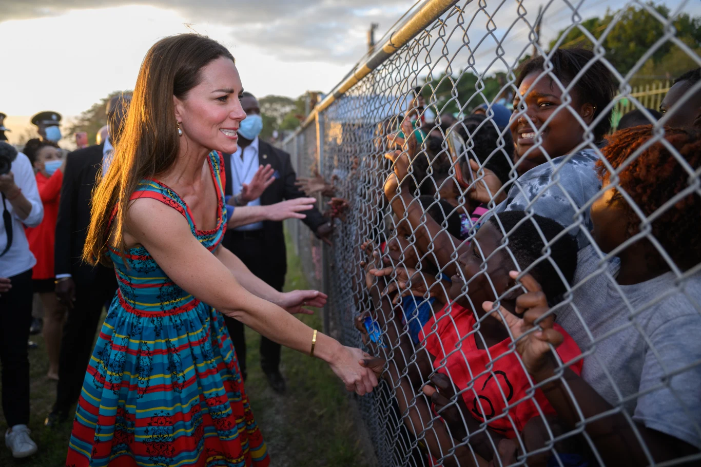 Mieszkańcy Jamajki mogli dotknąć royalsów zza siatki... Mieszkańcy Jamajki mogli dotknąć royalsów zza siatki...
