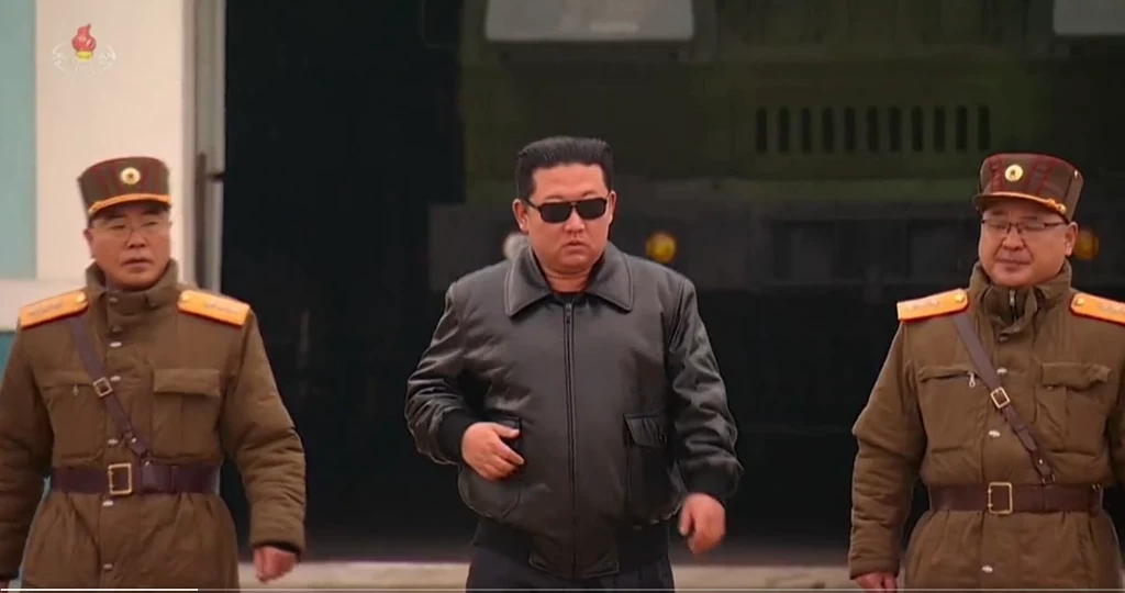 Kim Dzong Un na opublikowanym przez koreańską telewizję nagraniu Kim Dzong Un na opublikowanym przez koreańską telewizję nagraniu