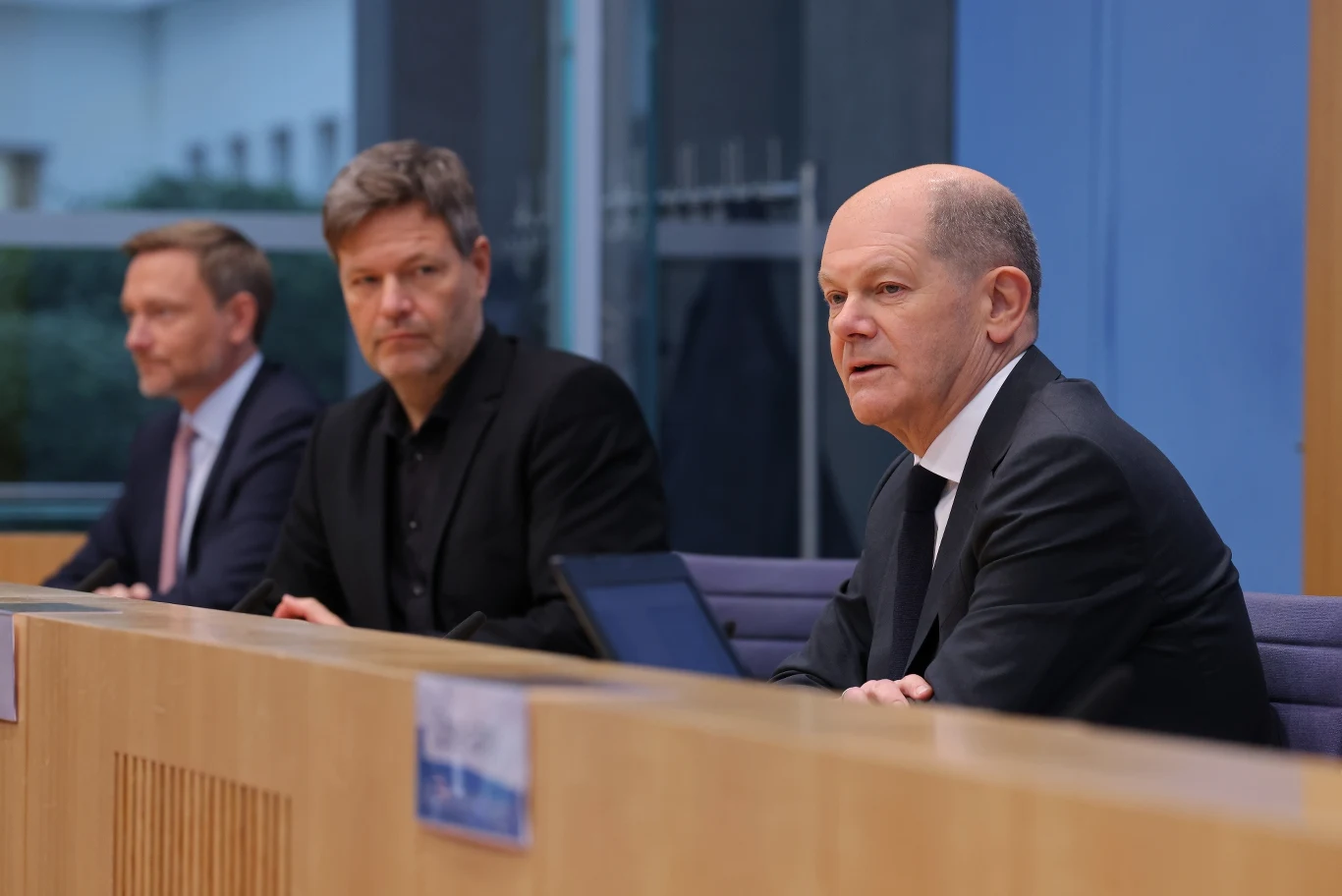 Niemiecki rząd, mimo wcześniejszej bierności, zapowiedział radykalne ograniczenie importu surowców energetycznych z Rosji Niemiecki rząd, mimo wcześniejszej bierności, zapowiedział radykalne ograniczenie importu surowców energetycznych z Rosji
