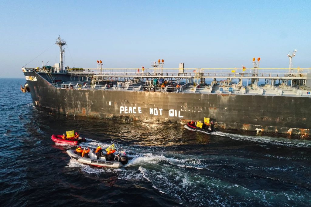 Aktywiści i aktywistki z Greenpeace namalowali w piątek rano na tankowcu Andromeda hasło "Peace Not Oil" ("Pokój zamiast ropy")