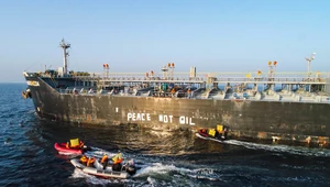 Aktywiści i aktywistki z Greenpeace namalowali w piątek rano na tankowcu Andromeda hasło "Peace Not Oil" ("Pokój zamiast ropy")