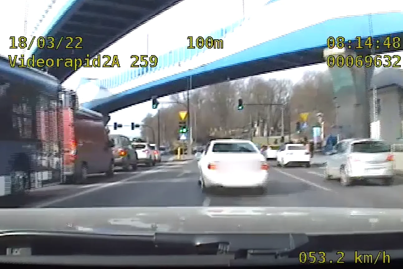 Kierowca Mercedesa CLK zmieniając pas ruchu nie ustąpił pierwszeństwa nieoznakowanemu radiowozowi i zmusił ich do zjechania na sąsiedni pas ruchu. Kierowca Mercedesa CLK zmieniając pas ruchu nie ustąpił pierwszeństwa nieoznakowanemu radiowozowi i zmusił ich do zjechania na sąsiedni pas ruchu.